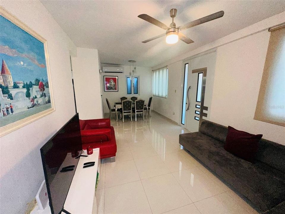 For Rent: $1,700 (3 beds, 2 baths, 3310 Square Feet)