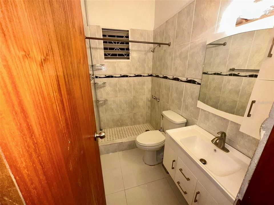 For Rent: $1,700 (3 beds, 2 baths, 3310 Square Feet)