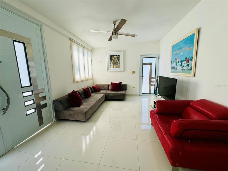 For Rent: $1,700 (3 beds, 2 baths, 3310 Square Feet)