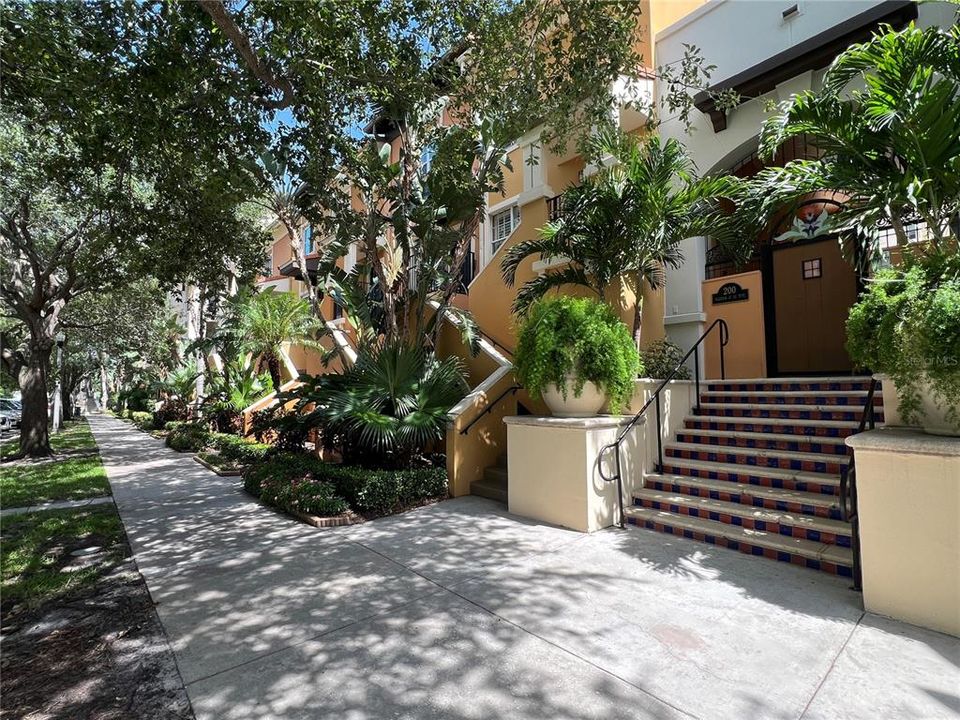 Active With Contract: $2,800 (2 beds, 2 baths, 1128 Square Feet)