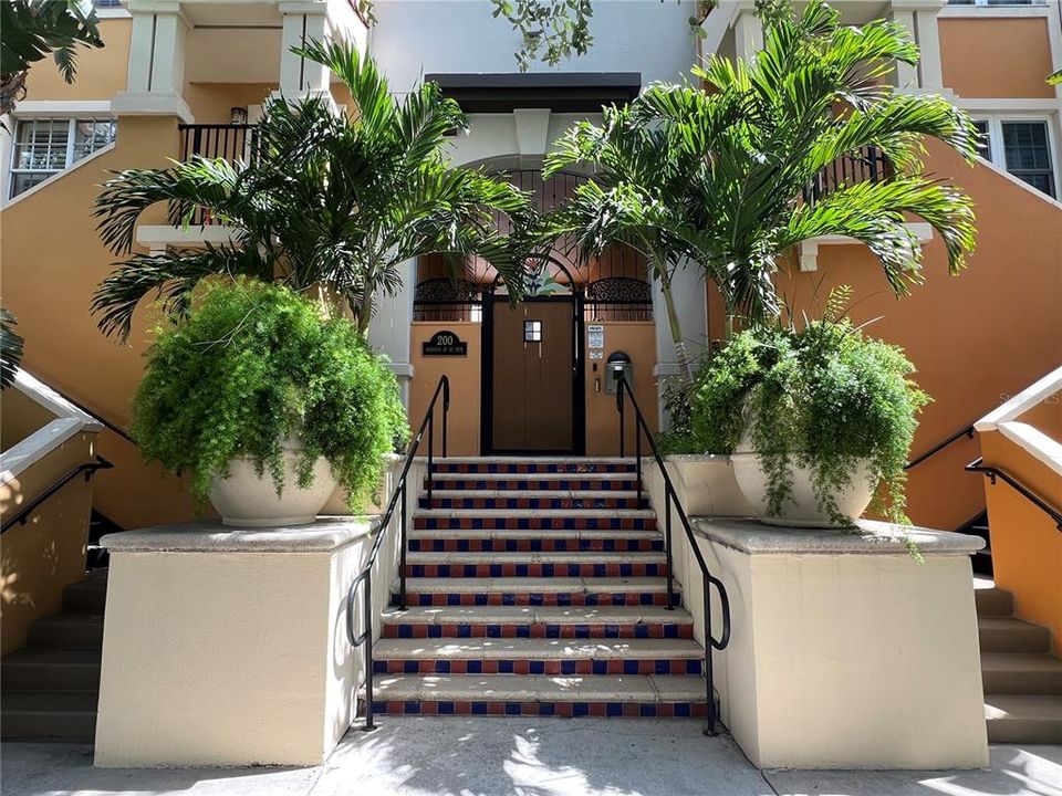 Active With Contract: $2,800 (2 beds, 2 baths, 1128 Square Feet)