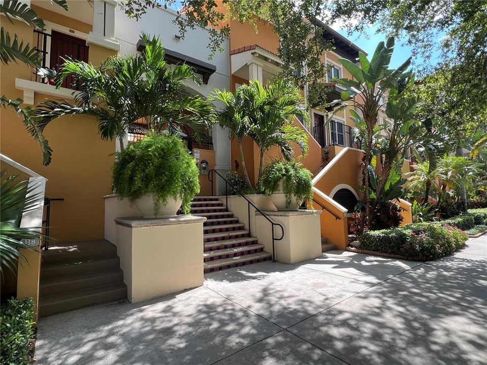 Active With Contract: $2,800 (2 beds, 2 baths, 1128 Square Feet)