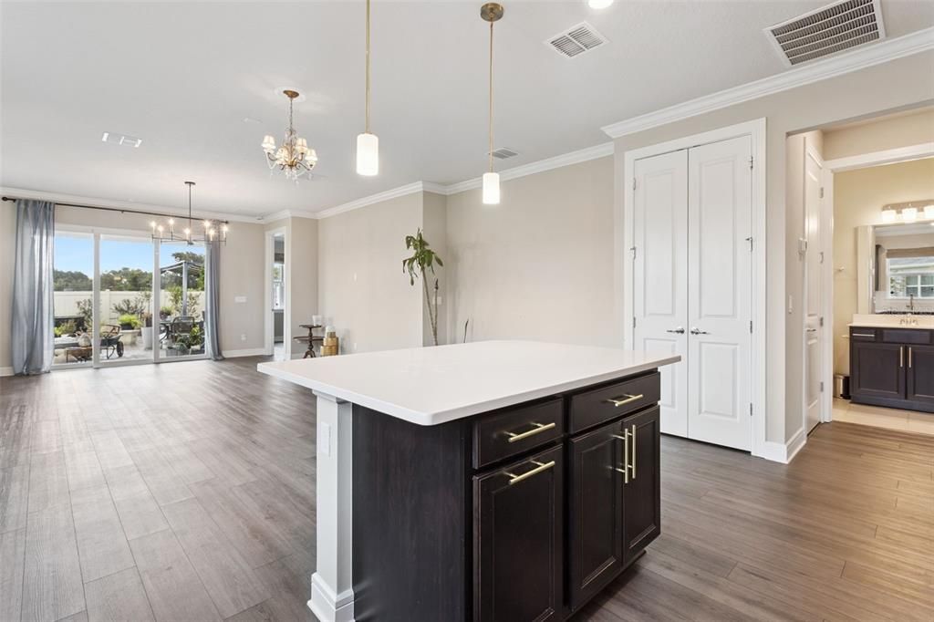 待售: $350,000 (2 贝兹, 2 浴室, 1559 平方英尺)