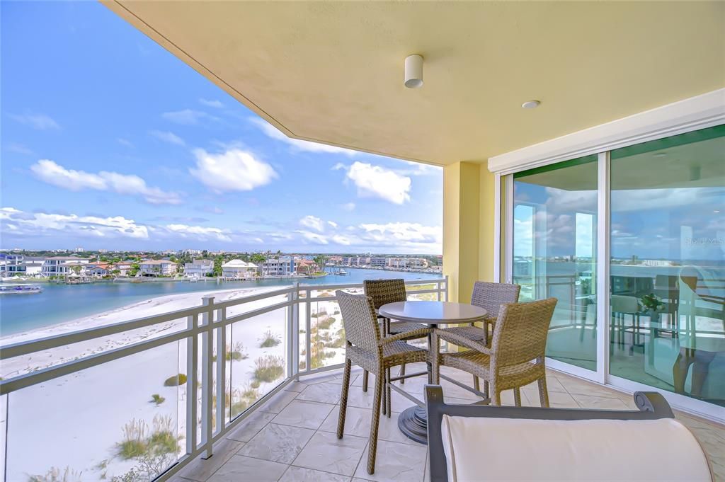 合同活跃: $6,995,000 (4 贝兹, 4 浴室, 5573 平方英尺)