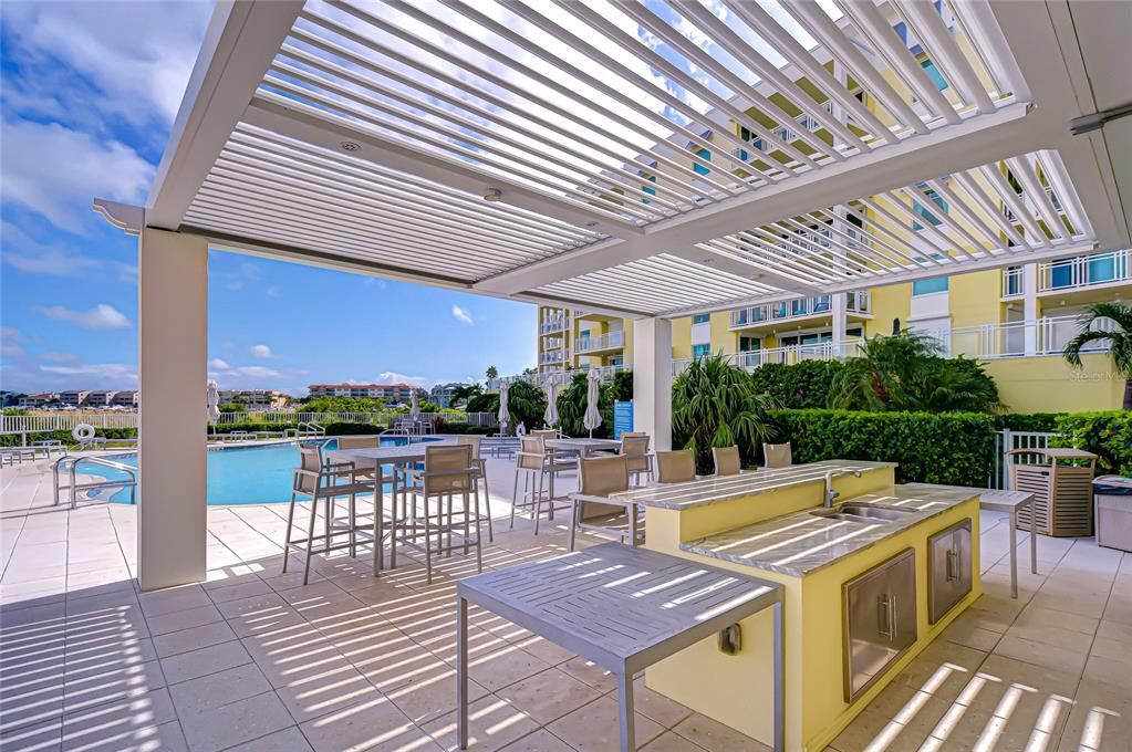 合同活跃: $6,995,000 (4 贝兹, 4 浴室, 5573 平方英尺)