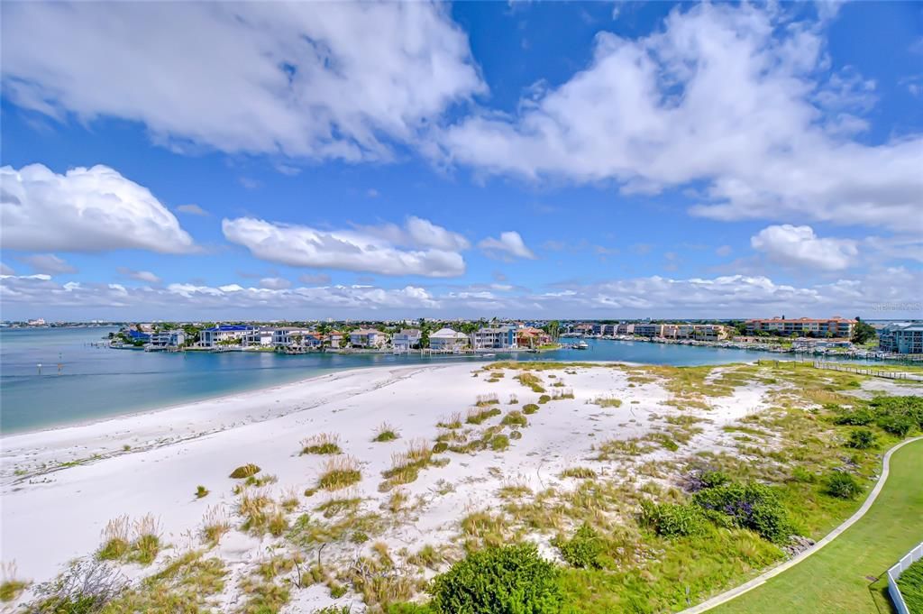 合同活跃: $6,995,000 (4 贝兹, 4 浴室, 5573 平方英尺)