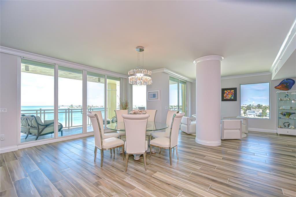 合同活跃: $6,995,000 (4 贝兹, 4 浴室, 5573 平方英尺)