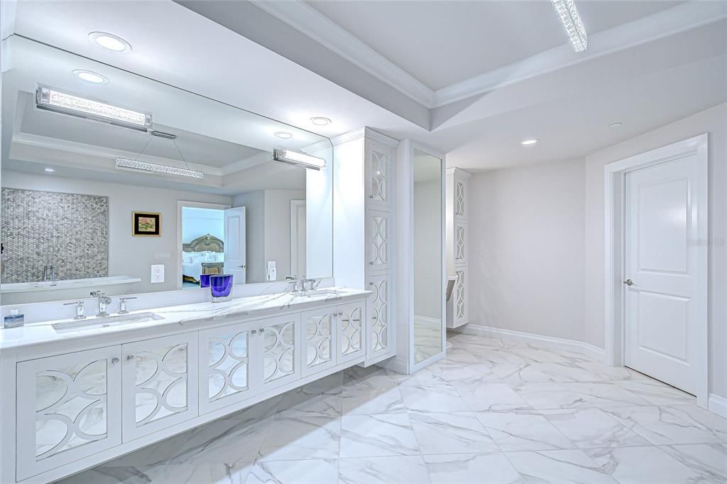 合同活跃: $6,995,000 (4 贝兹, 4 浴室, 5573 平方英尺)