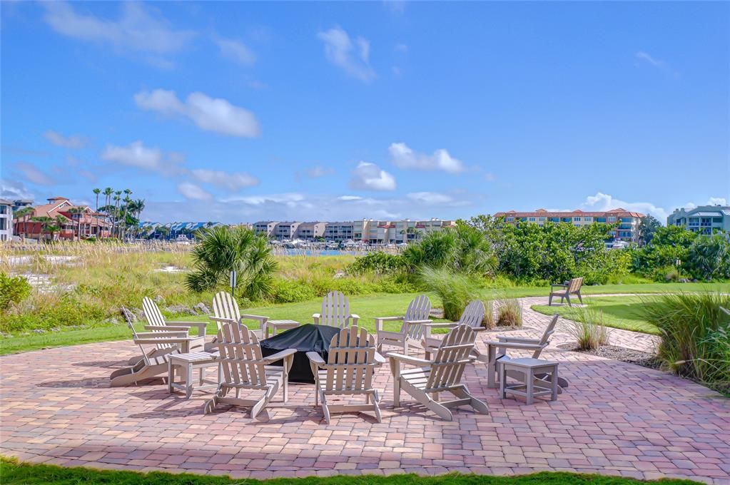 合同活跃: $6,995,000 (4 贝兹, 4 浴室, 5573 平方英尺)