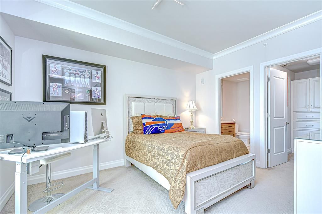 合同活跃: $6,995,000 (4 贝兹, 4 浴室, 5573 平方英尺)