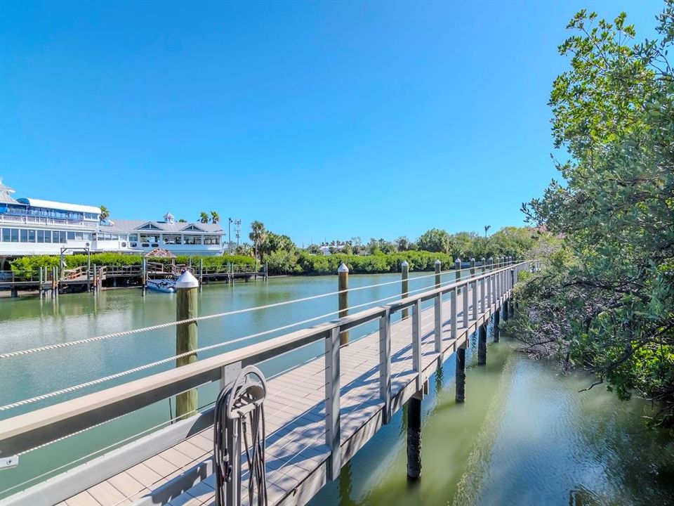 合同活跃: $6,995,000 (4 贝兹, 4 浴室, 5573 平方英尺)