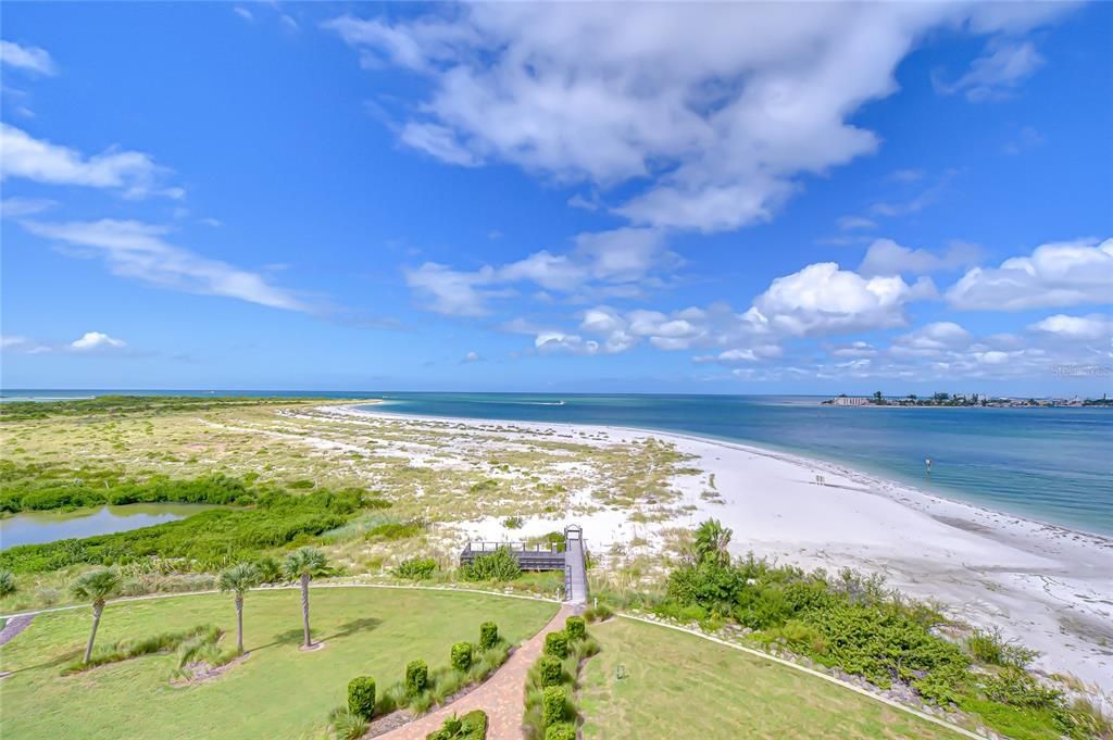 合同活跃: $6,995,000 (4 贝兹, 4 浴室, 5573 平方英尺)