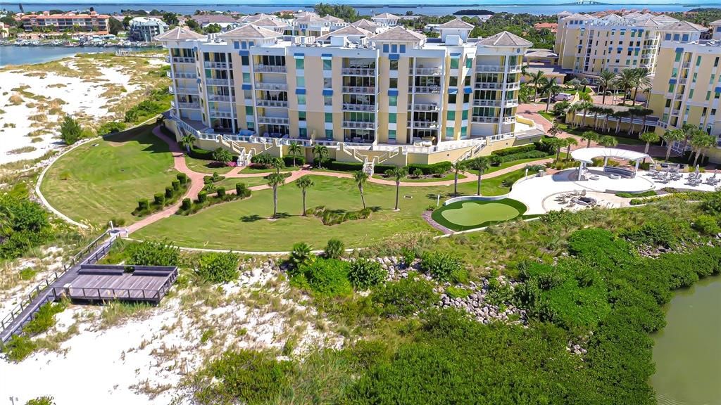 合同活跃: $6,995,000 (4 贝兹, 4 浴室, 5573 平方英尺)