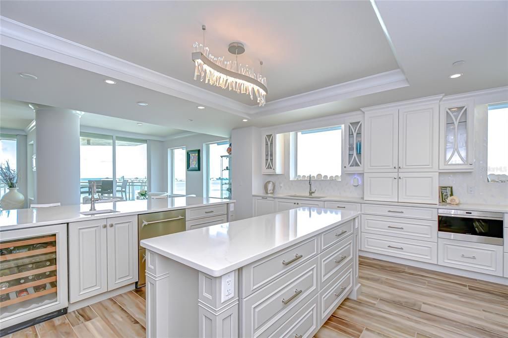 合同活跃: $6,995,000 (4 贝兹, 4 浴室, 5573 平方英尺)