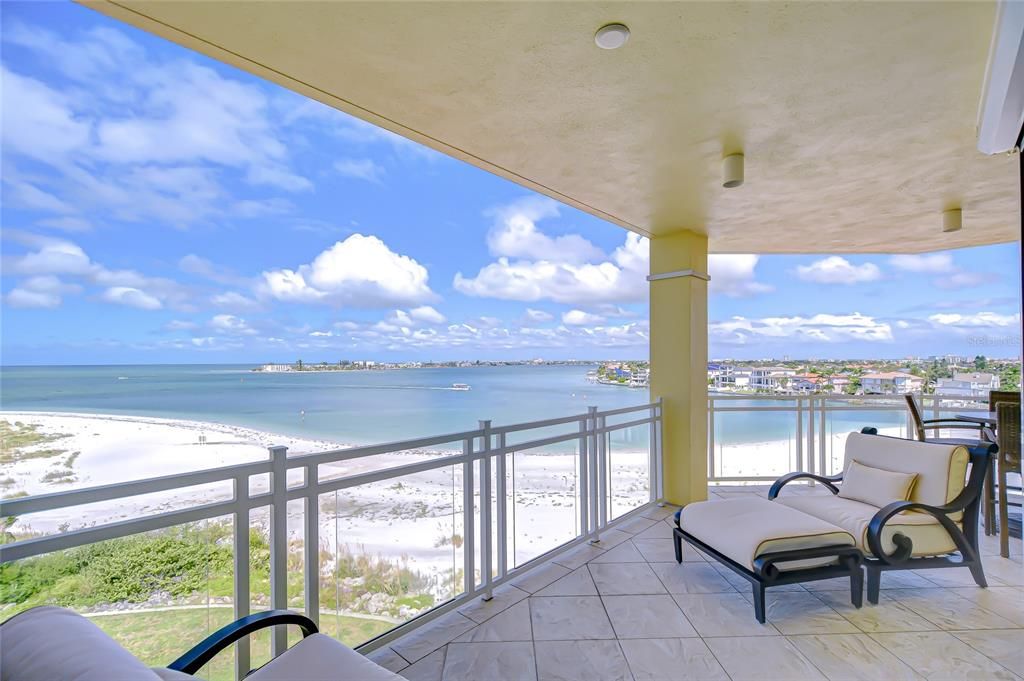 合同活跃: $6,995,000 (4 贝兹, 4 浴室, 5573 平方英尺)