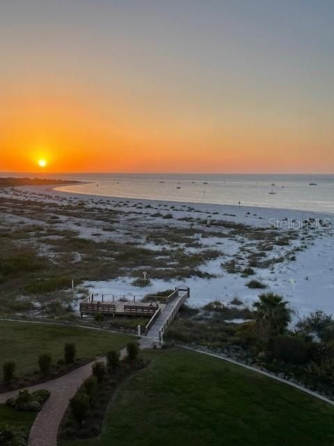 合同活跃: $6,995,000 (4 贝兹, 4 浴室, 5573 平方英尺)