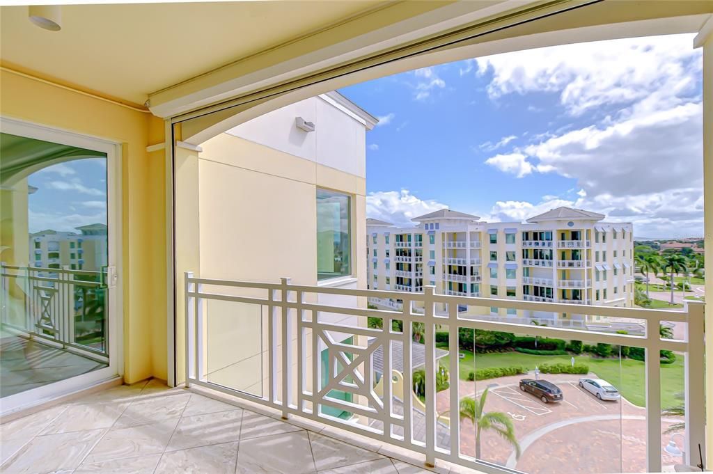 合同活跃: $6,995,000 (4 贝兹, 4 浴室, 5573 平方英尺)