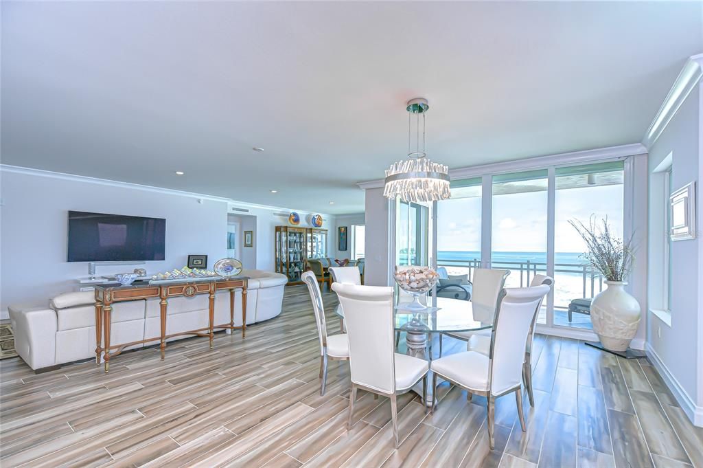 合同活跃: $6,995,000 (4 贝兹, 4 浴室, 5573 平方英尺)