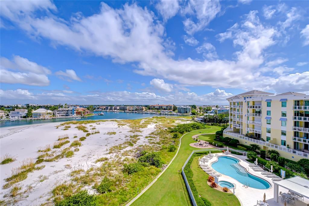 合同活跃: $6,995,000 (4 贝兹, 4 浴室, 5573 平方英尺)