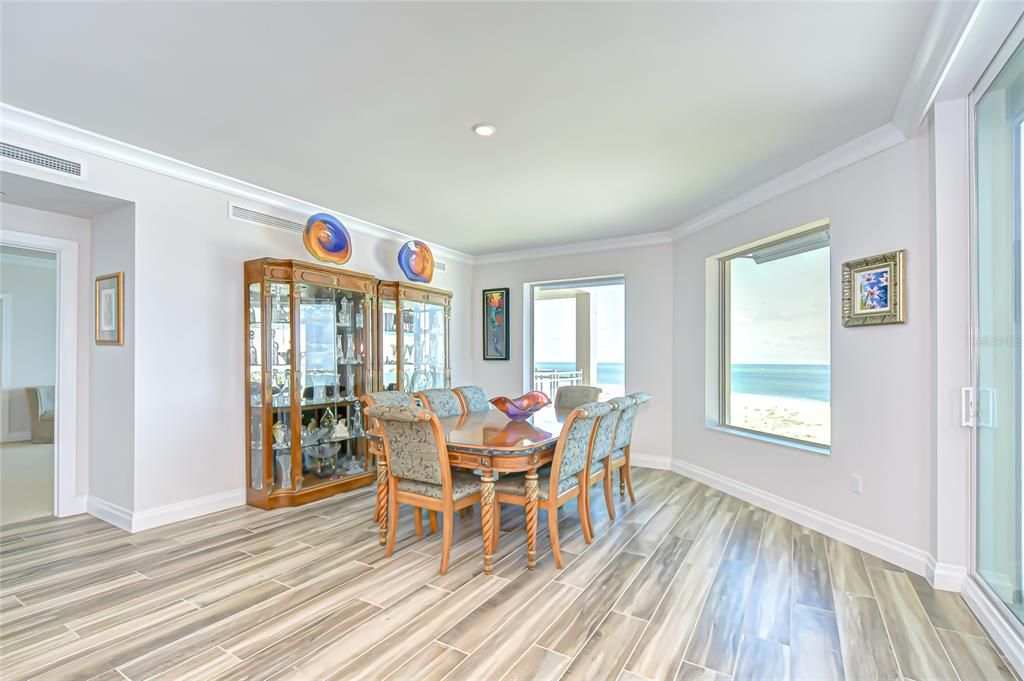 合同活跃: $6,995,000 (4 贝兹, 4 浴室, 5573 平方英尺)