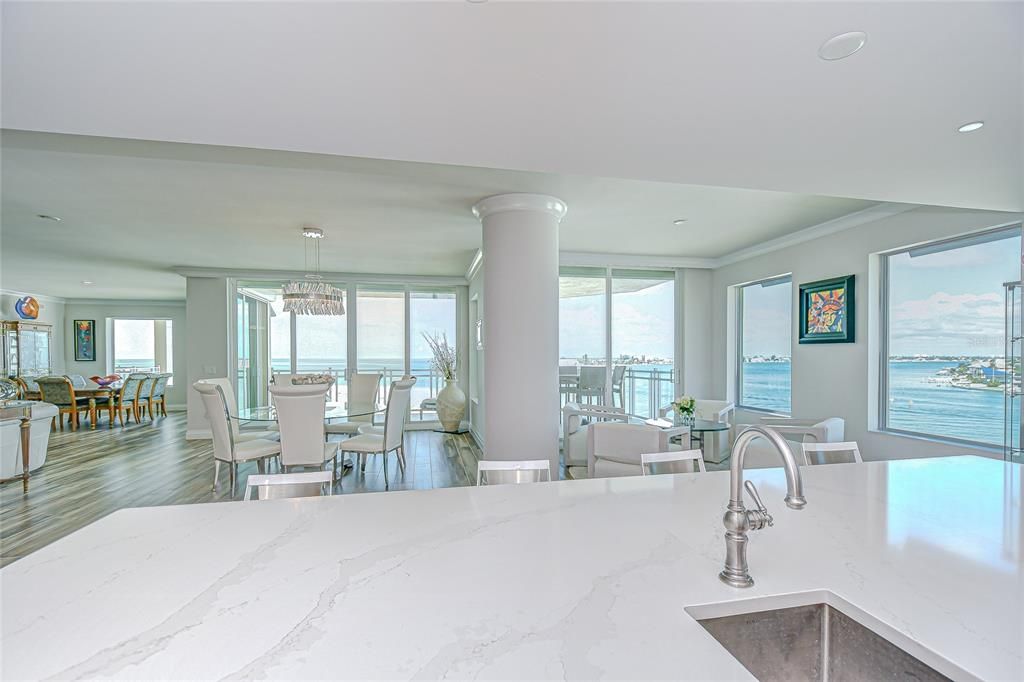 合同活跃: $6,995,000 (4 贝兹, 4 浴室, 5573 平方英尺)