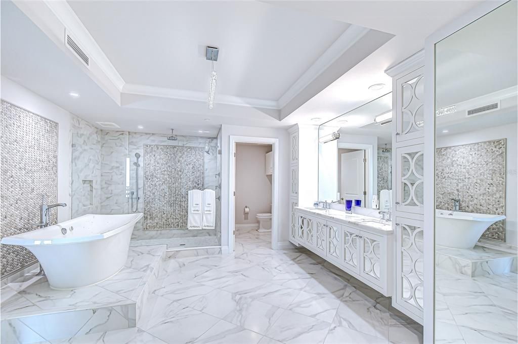 合同活跃: $6,995,000 (4 贝兹, 4 浴室, 5573 平方英尺)