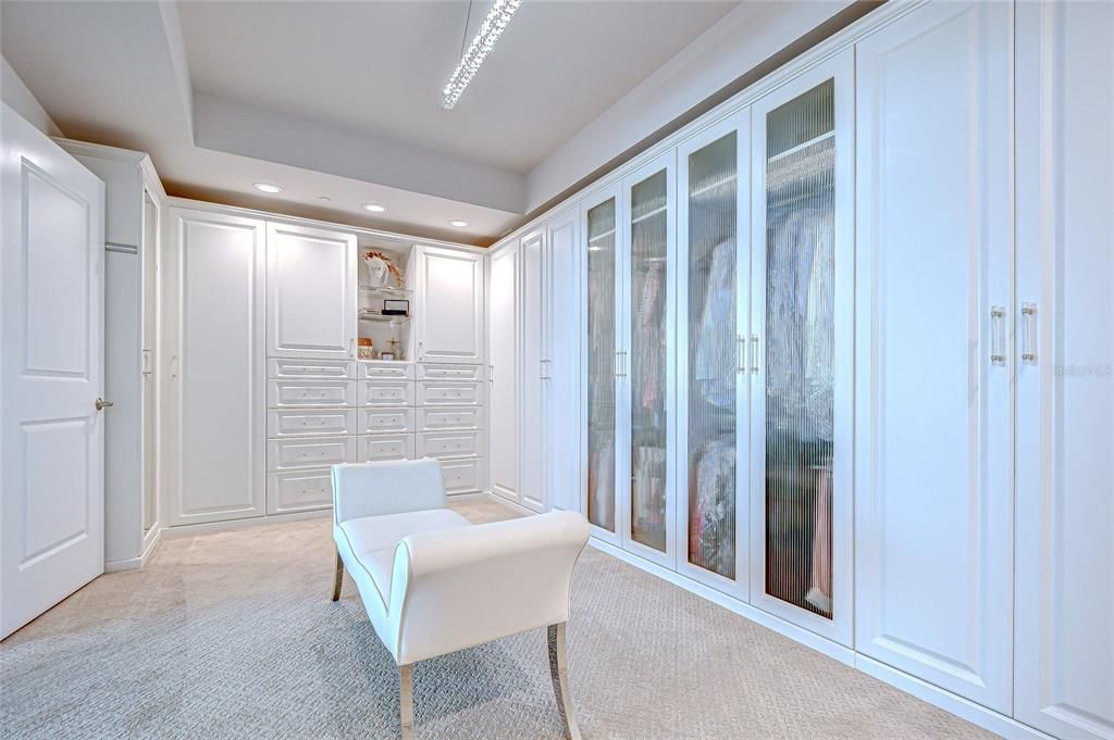 合同活跃: $6,995,000 (4 贝兹, 4 浴室, 5573 平方英尺)