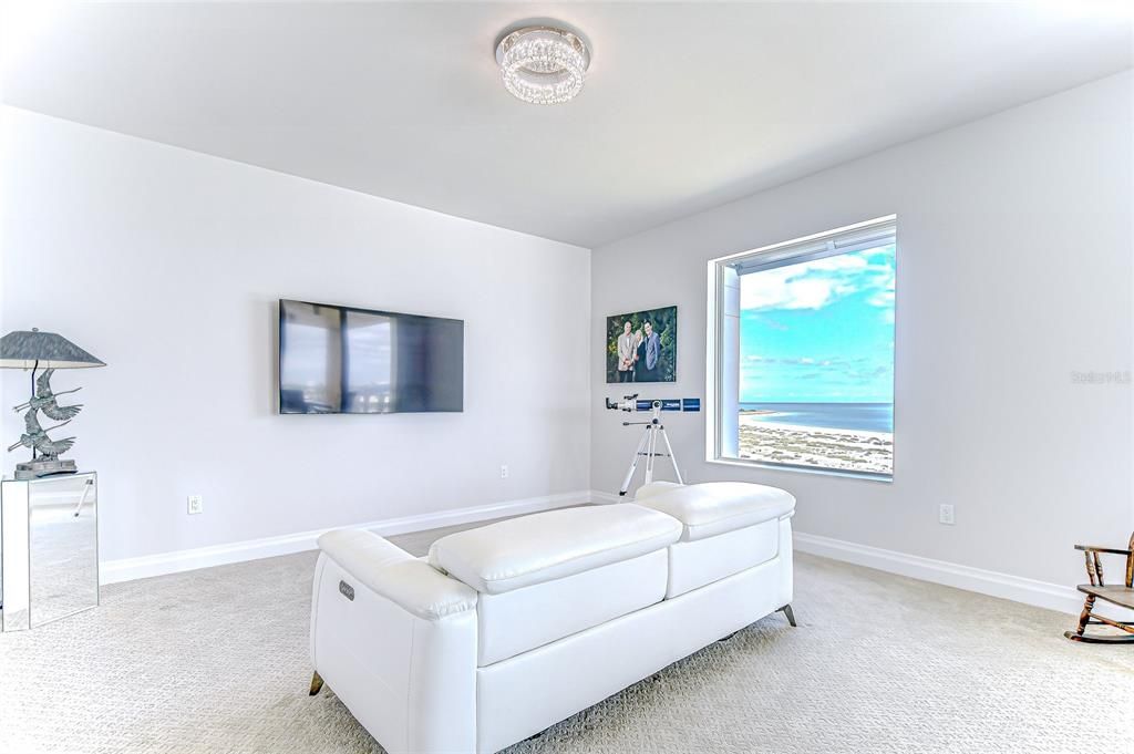 合同活跃: $6,995,000 (4 贝兹, 4 浴室, 5573 平方英尺)