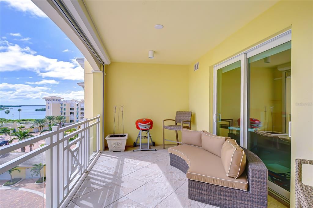 合同活跃: $6,995,000 (4 贝兹, 4 浴室, 5573 平方英尺)