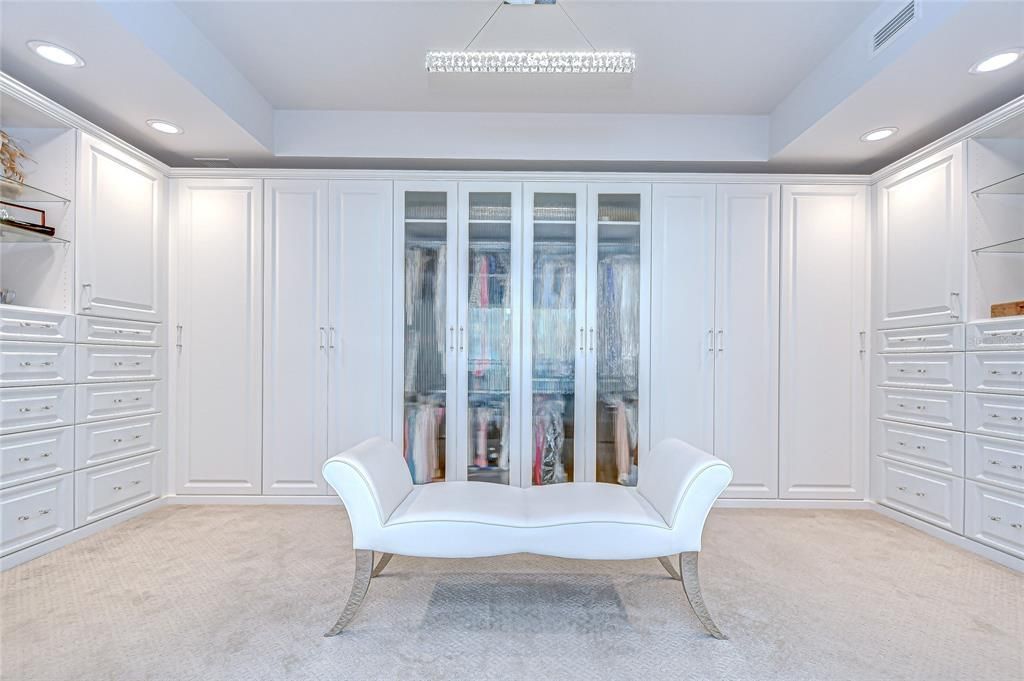 合同活跃: $6,995,000 (4 贝兹, 4 浴室, 5573 平方英尺)