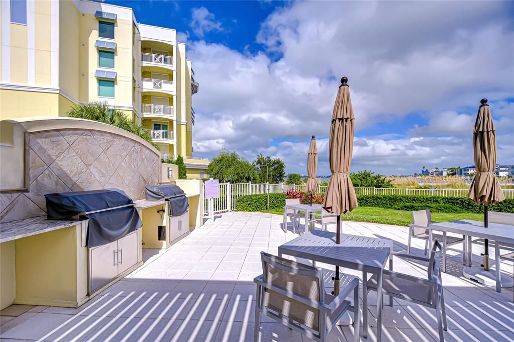 合同活跃: $6,995,000 (4 贝兹, 4 浴室, 5573 平方英尺)