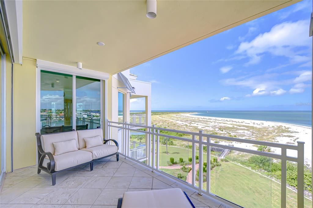 合同活跃: $6,995,000 (4 贝兹, 4 浴室, 5573 平方英尺)