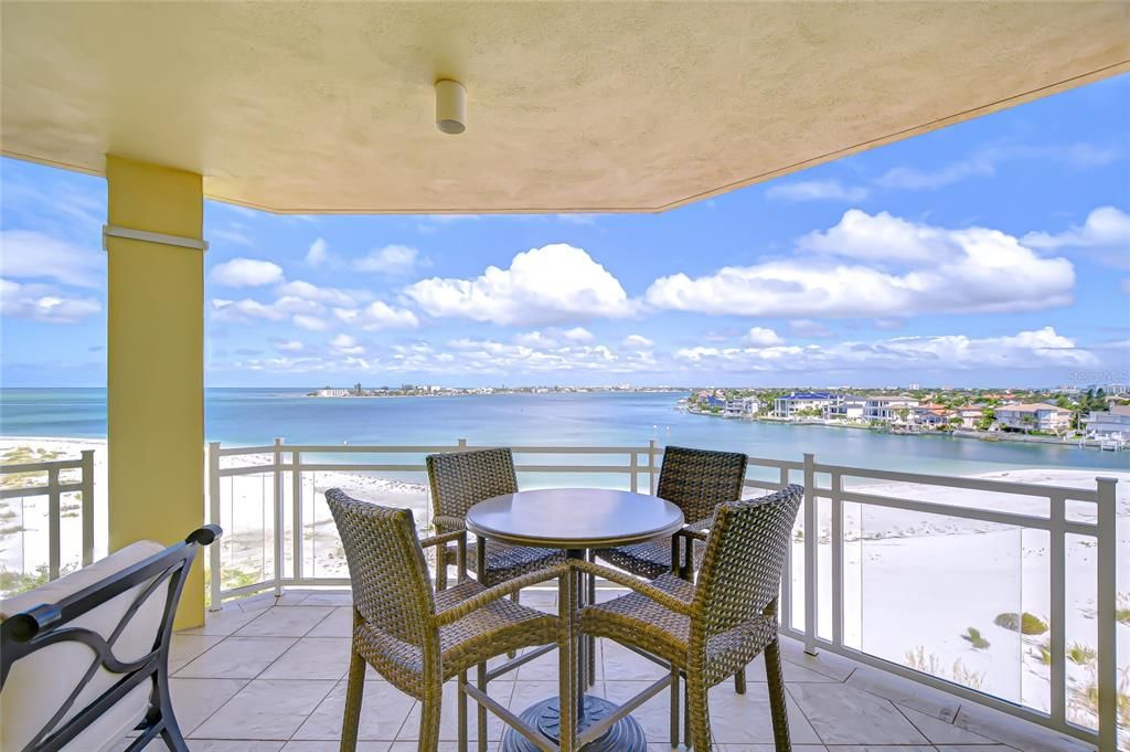 合同活跃: $6,995,000 (4 贝兹, 4 浴室, 5573 平方英尺)