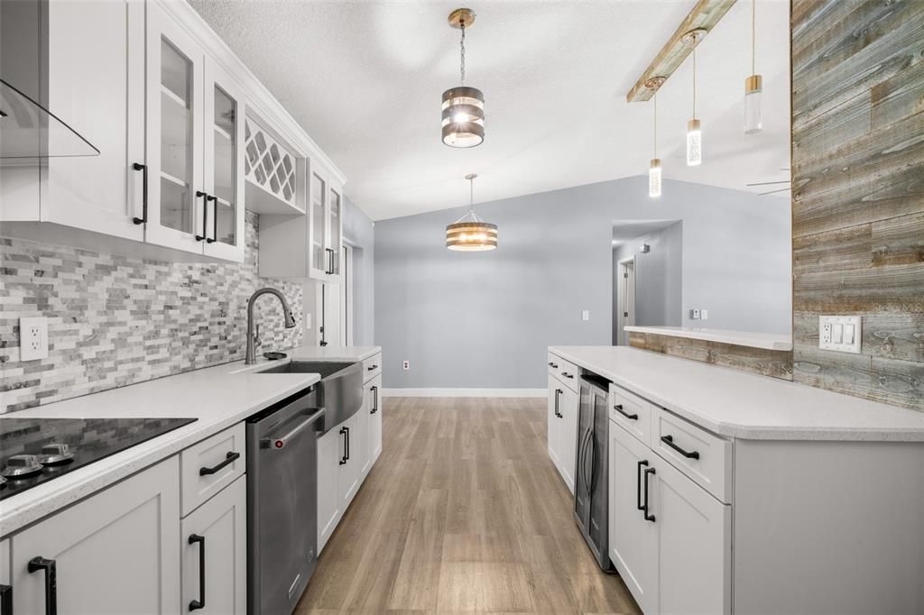 合同活跃: $249,900 (3 贝兹, 2 浴室, 1060 平方英尺)