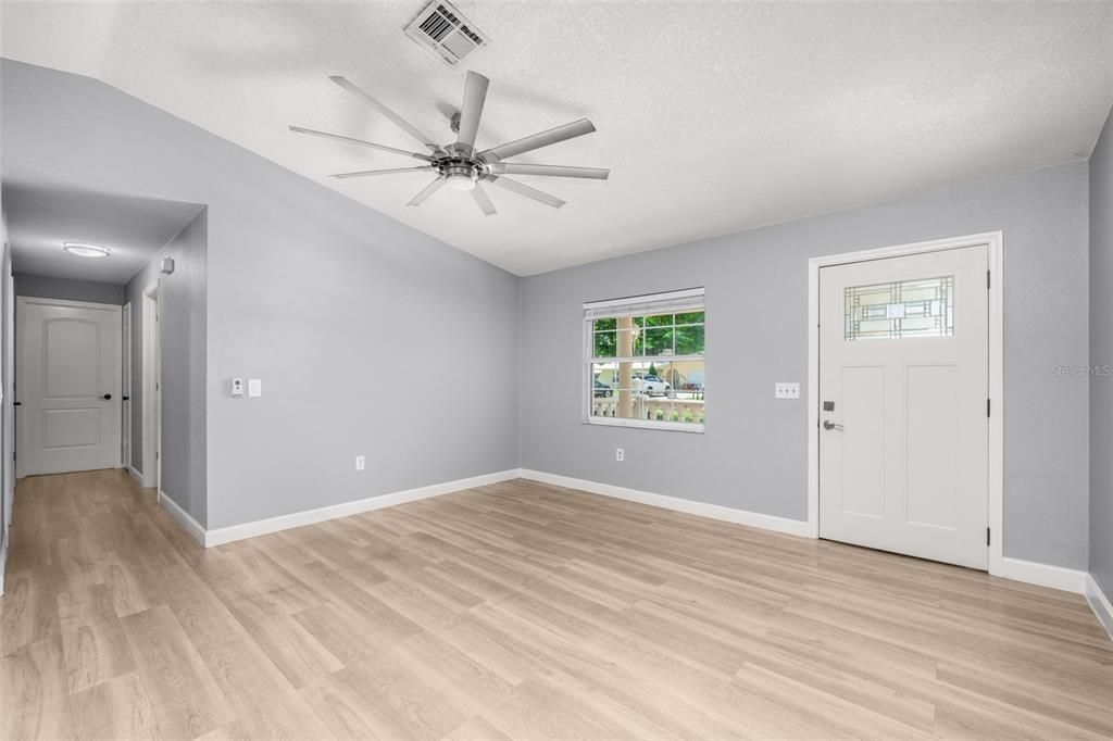 合同活跃: $249,900 (3 贝兹, 2 浴室, 1060 平方英尺)