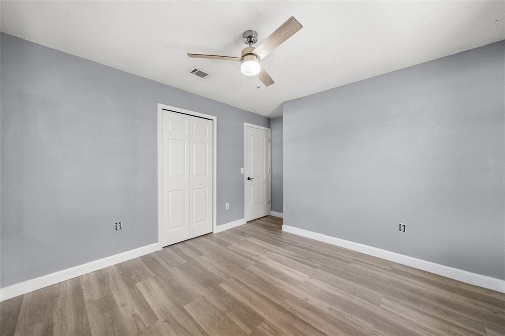 合同活跃: $249,900 (3 贝兹, 2 浴室, 1060 平方英尺)