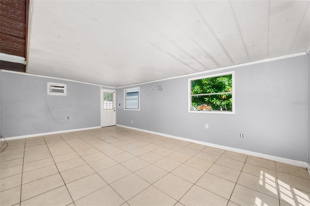 合同活跃: $249,900 (3 贝兹, 2 浴室, 1060 平方英尺)