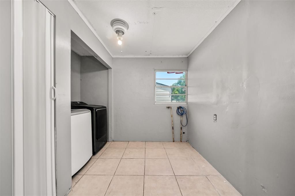 合同活跃: $249,900 (3 贝兹, 2 浴室, 1060 平方英尺)