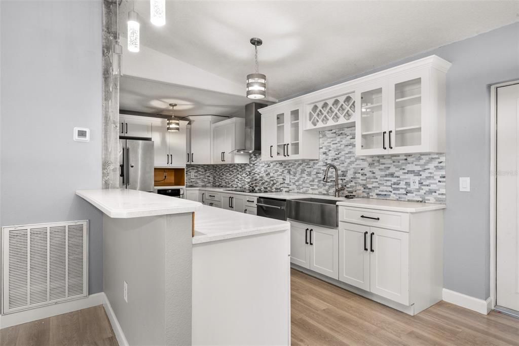 合同活跃: $249,900 (3 贝兹, 2 浴室, 1060 平方英尺)