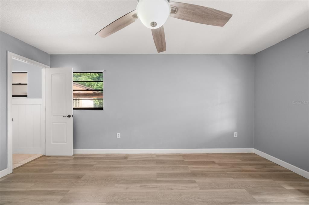 合同活跃: $249,900 (3 贝兹, 2 浴室, 1060 平方英尺)