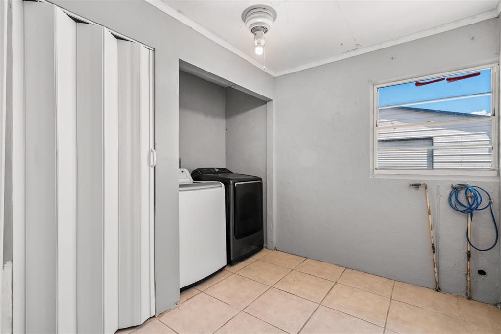 合同活跃: $249,900 (3 贝兹, 2 浴室, 1060 平方英尺)