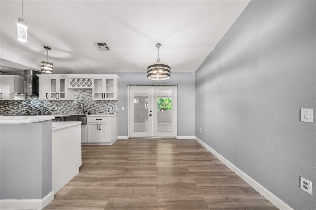 合同活跃: $249,900 (3 贝兹, 2 浴室, 1060 平方英尺)