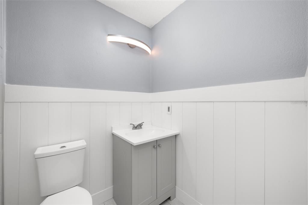 合同活跃: $249,900 (3 贝兹, 2 浴室, 1060 平方英尺)