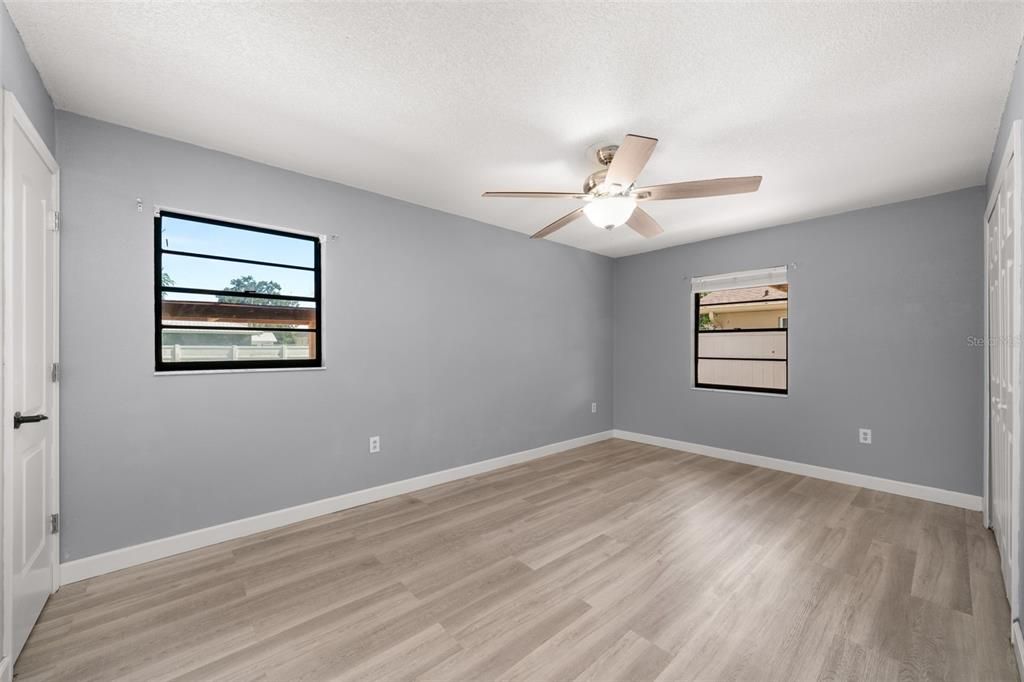 合同活跃: $249,900 (3 贝兹, 2 浴室, 1060 平方英尺)