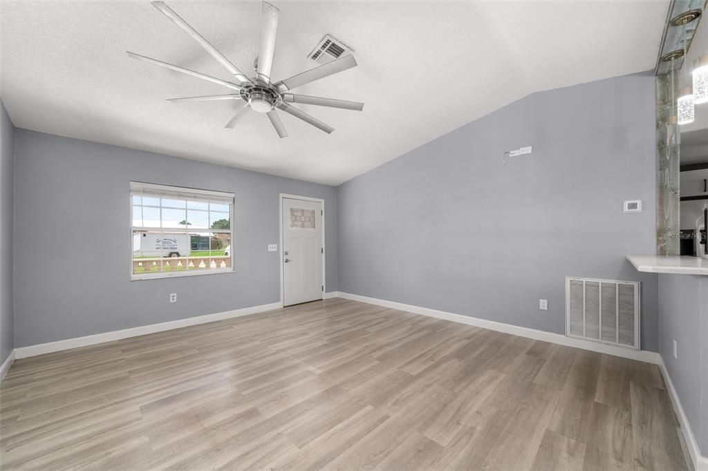 合同活跃: $249,900 (3 贝兹, 2 浴室, 1060 平方英尺)