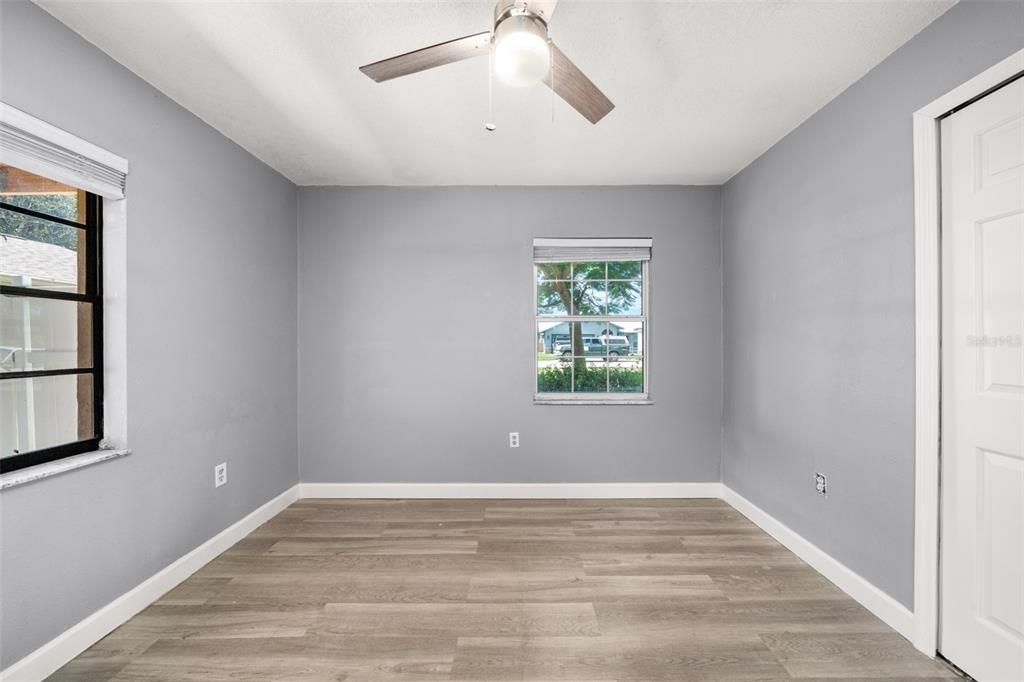 合同活跃: $249,900 (3 贝兹, 2 浴室, 1060 平方英尺)