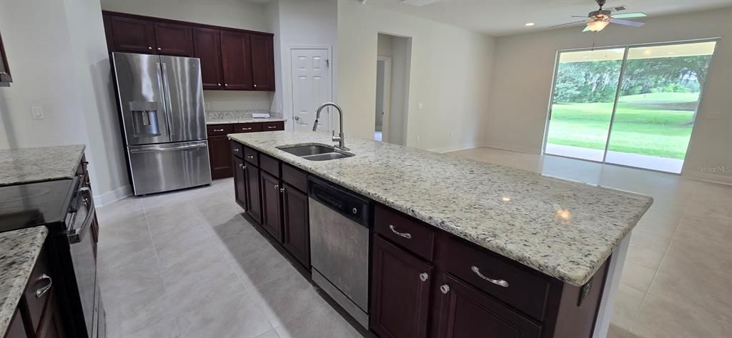 For Rent: $2,050 (3 beds, 2 baths, 1918 Square Feet)