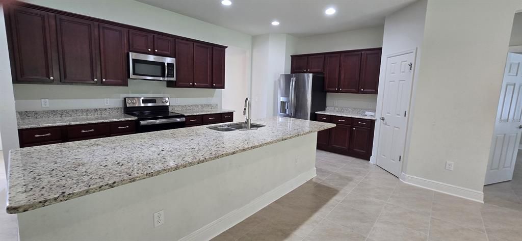 For Rent: $2,050 (3 beds, 2 baths, 1918 Square Feet)