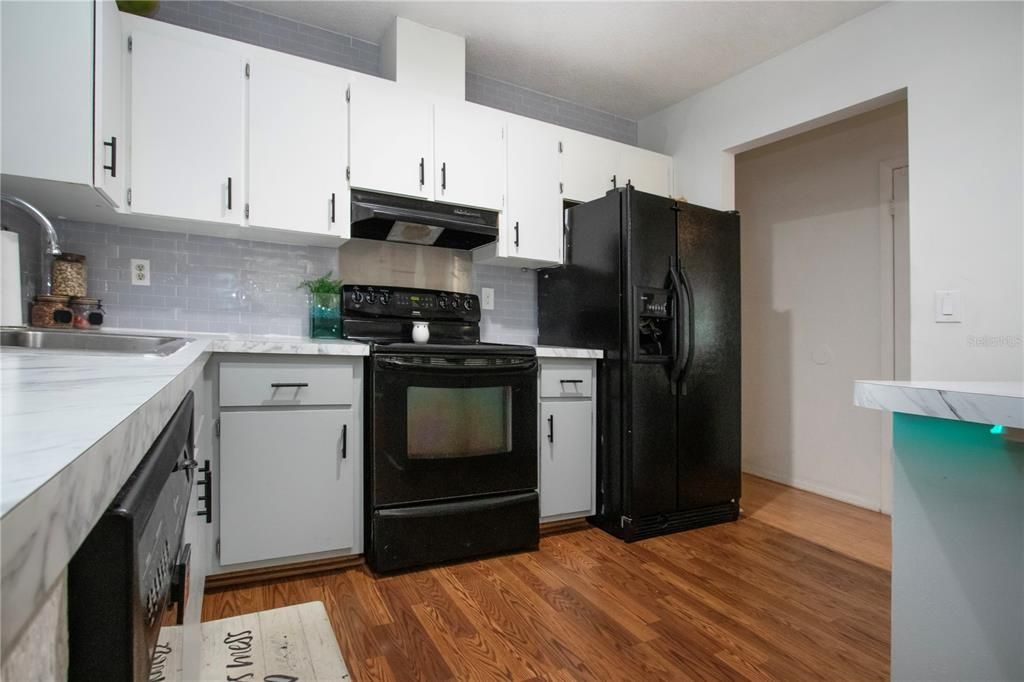 待售: $299,000 (3 贝兹, 2 浴室, 1296 平方英尺)