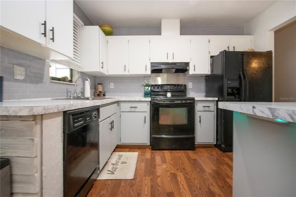 待售: $299,000 (3 贝兹, 2 浴室, 1296 平方英尺)